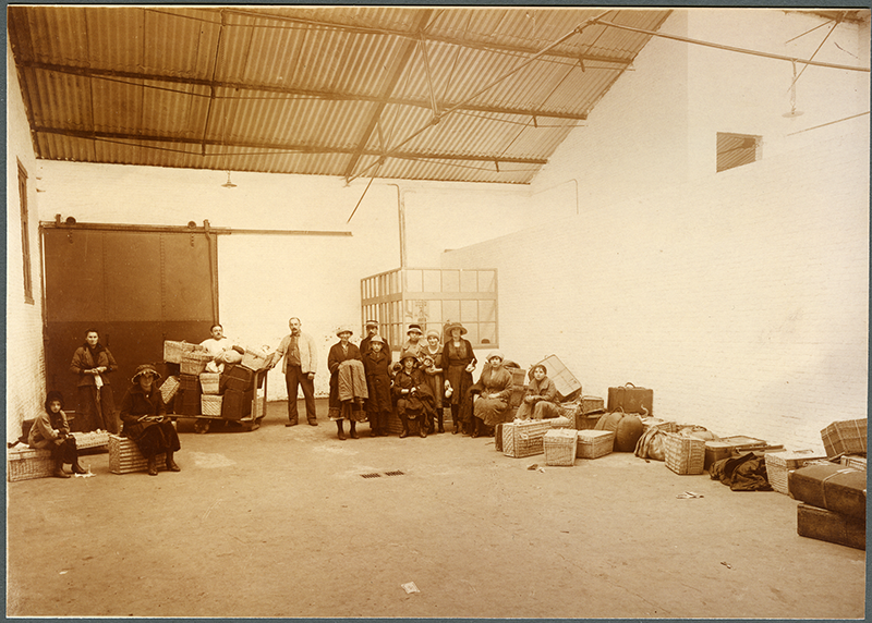 Landverhuizers in het Red Star Line gebouw, circa 1926