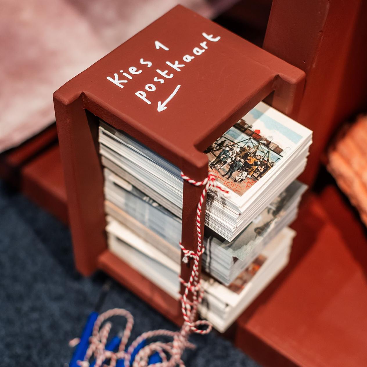Een stapel postkaartjes