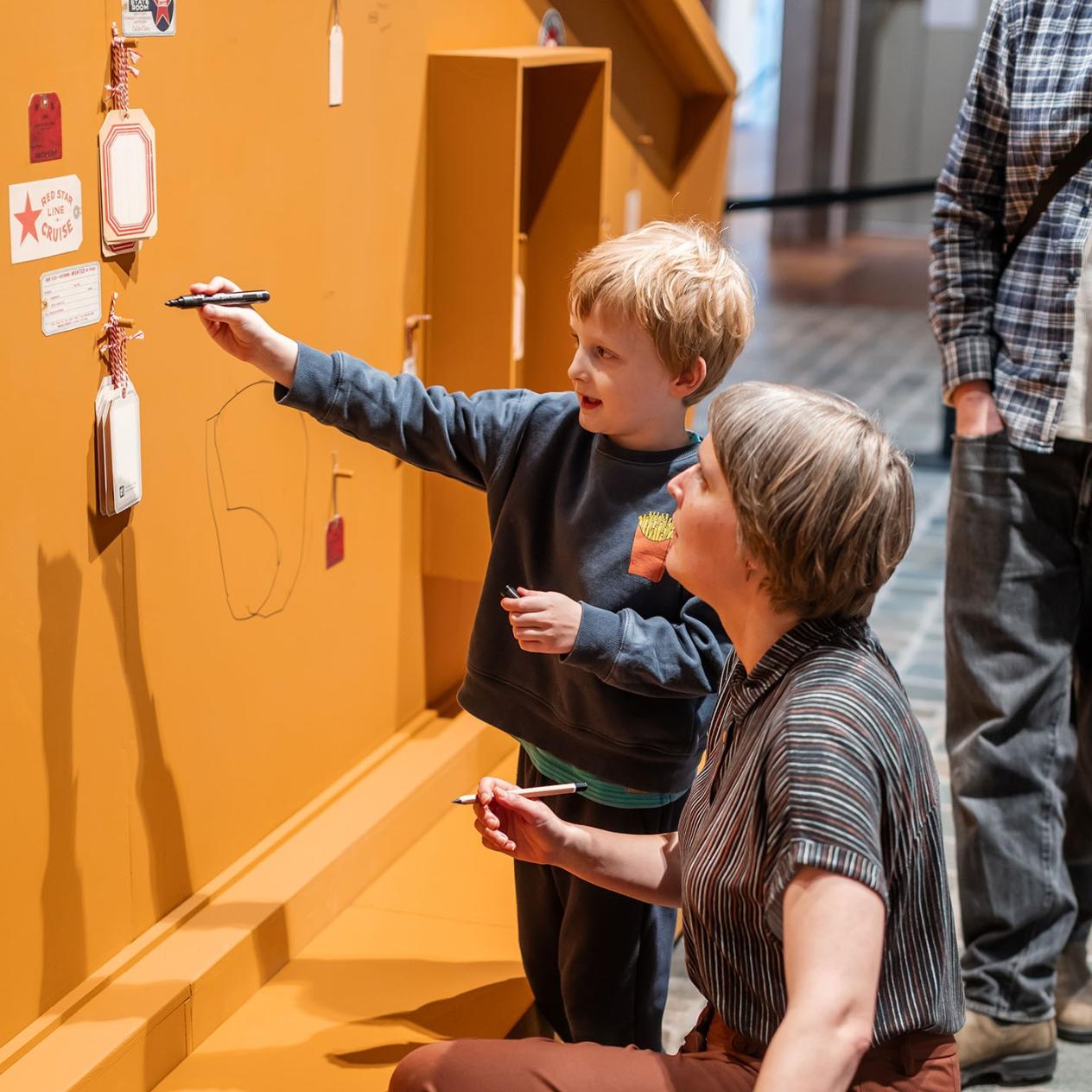 Mama en kind kijken naar labels in de exp