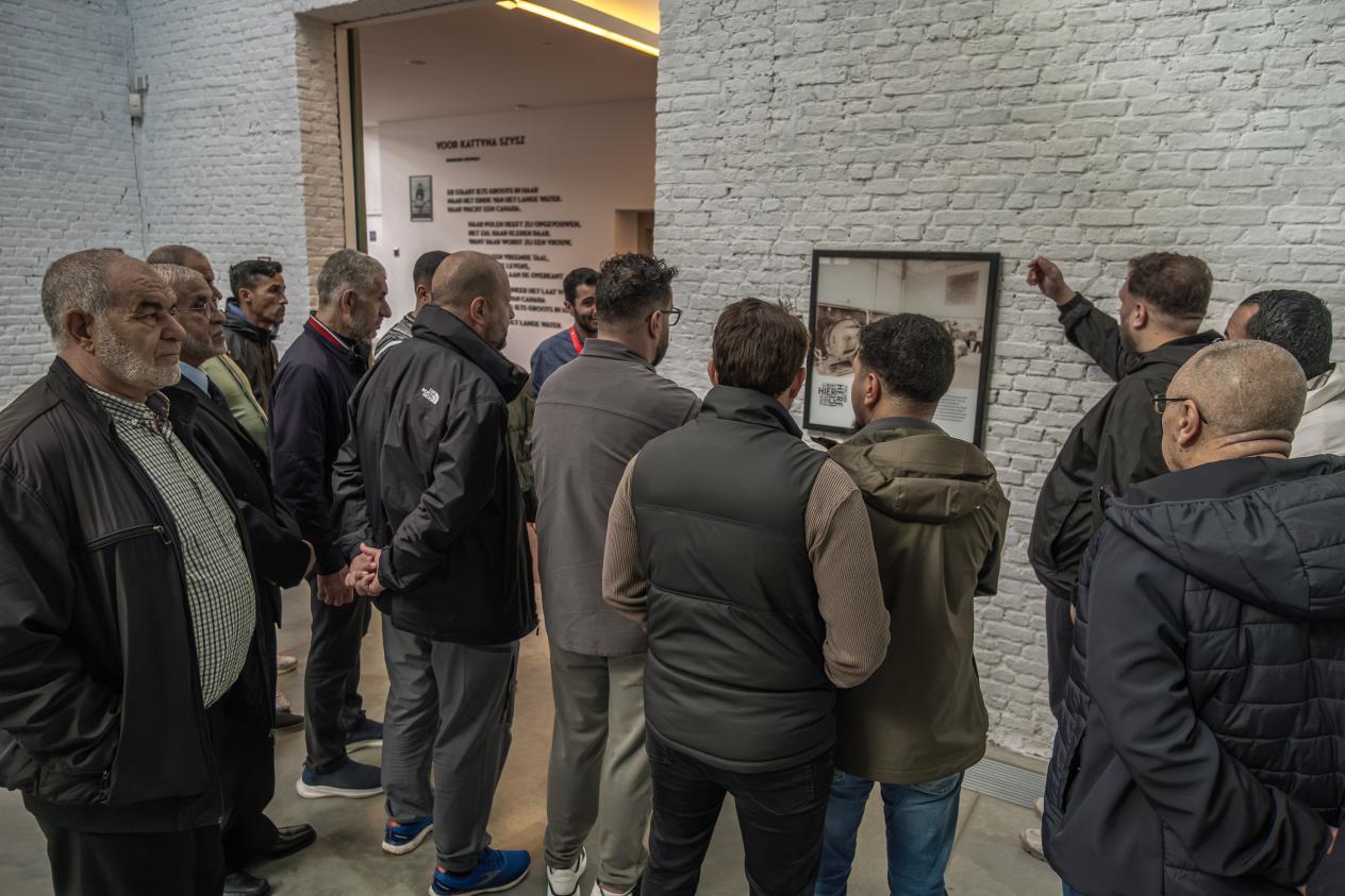 Een groep mensen volgt een gids in een museum