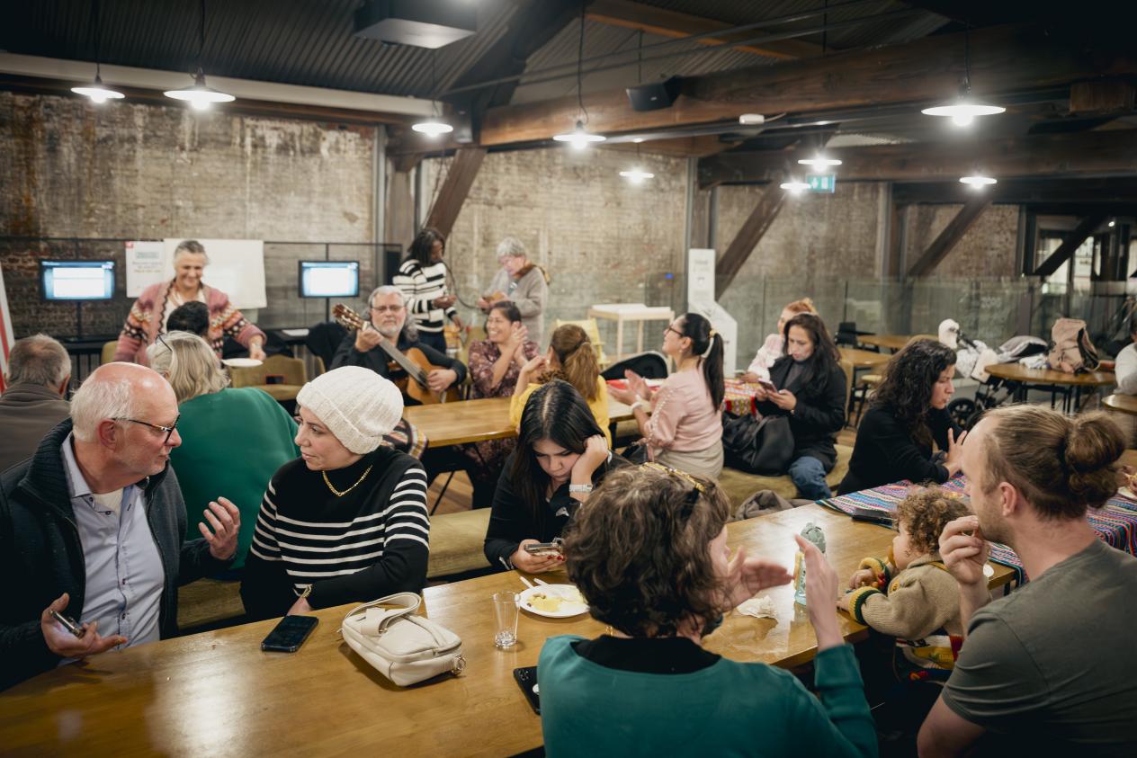 Een groep mensen zit gezellig te keuvelen