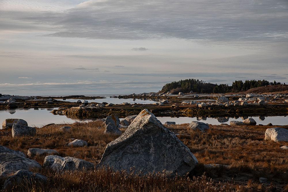 Foto van een landschap met rotsen en water
