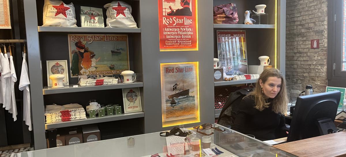 Foto van de museumshop met gevulde winkelrekken