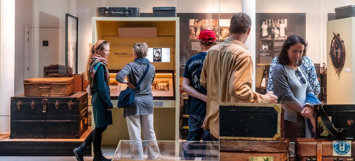 Bezoekers in het museum
