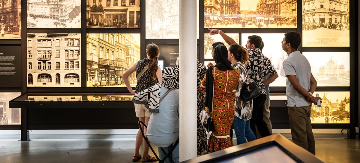 Bezoekers in het museum