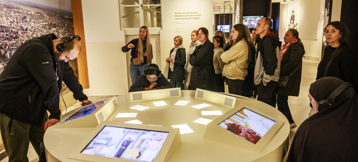 Foto van een groep mensen in een museumzaal