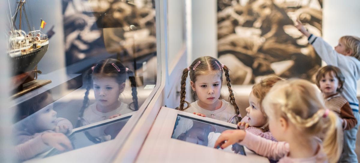 Kleuters in het museum