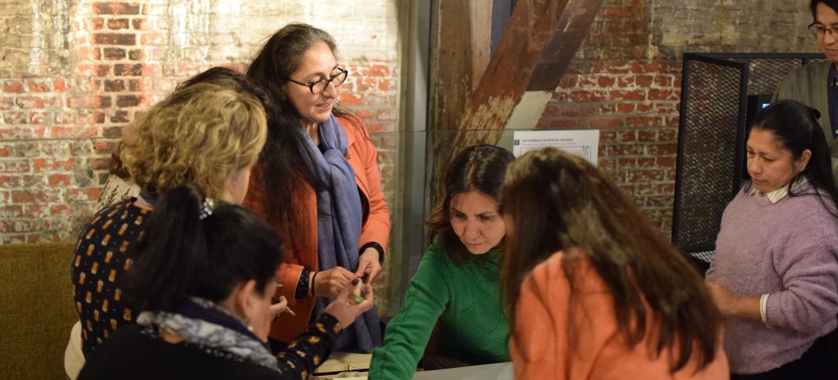 Een groep mensen praat met elkaar