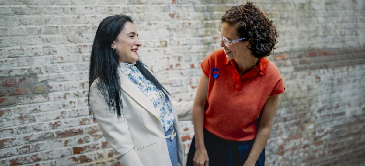 Twee vrouwen lachen naar elkaar