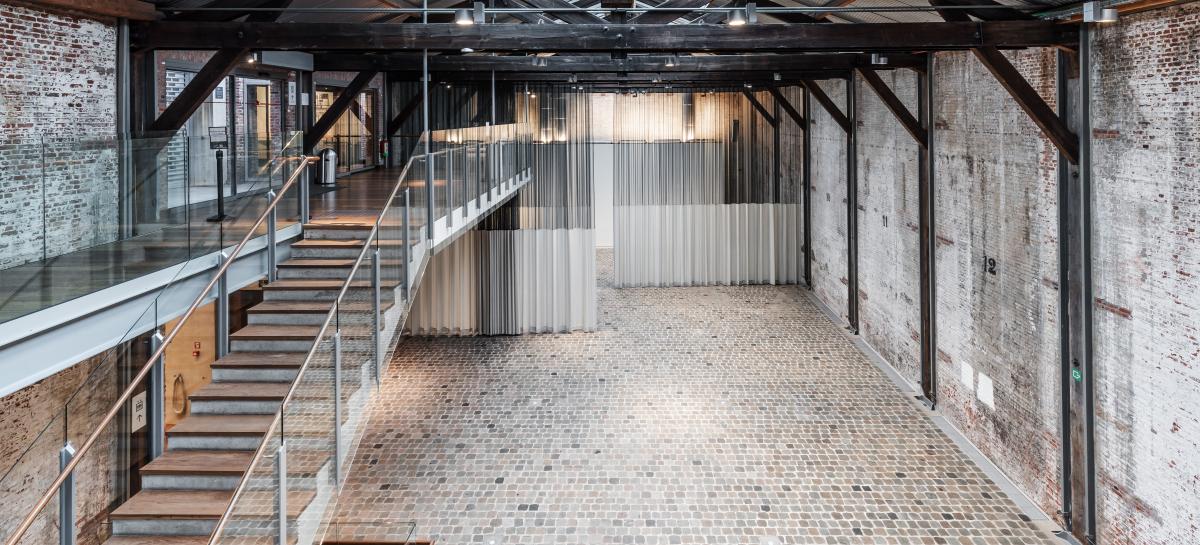 Een lege museumloods