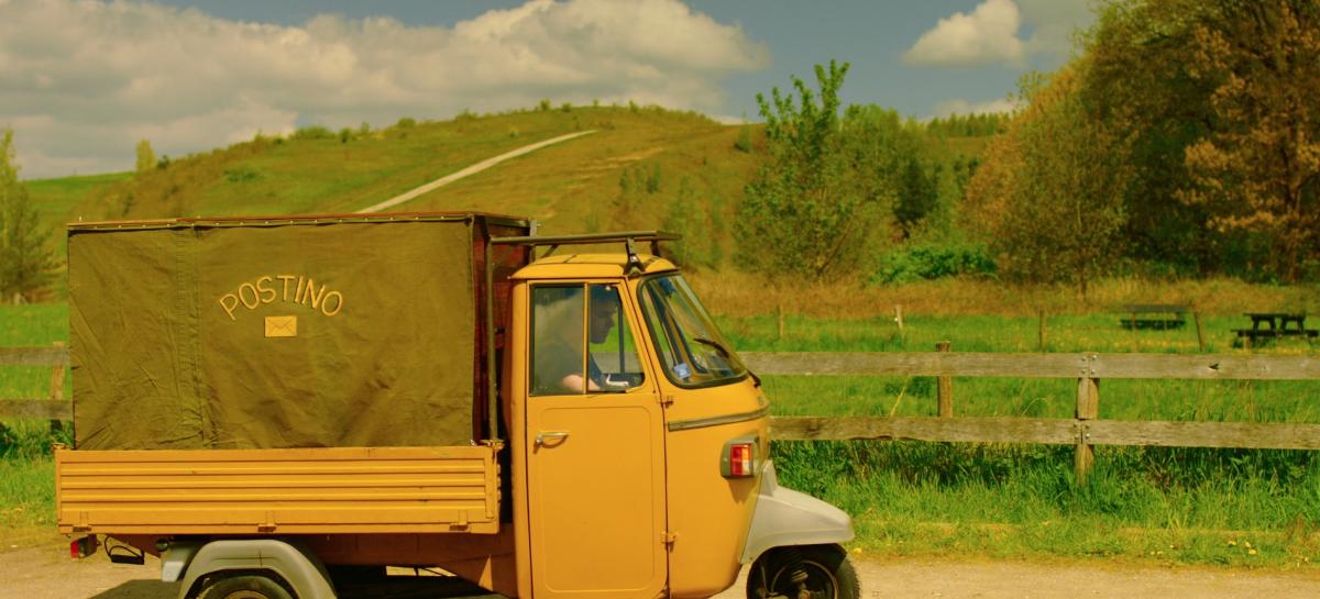 E en Paggio-Ape, een typisch Italiaans voertuig, in een landelijke omgeving. 