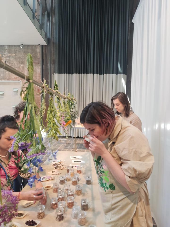 Laura Vargas tijdens een van haar workshops Heimweezakjes maken