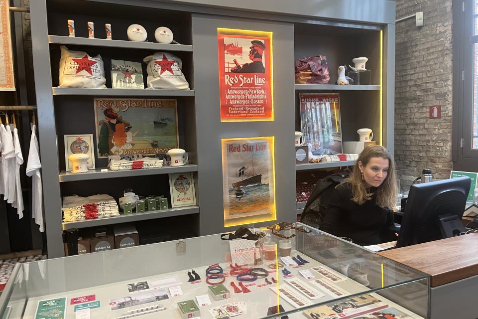 Foto van de museumshop met gevulde winkelrekken