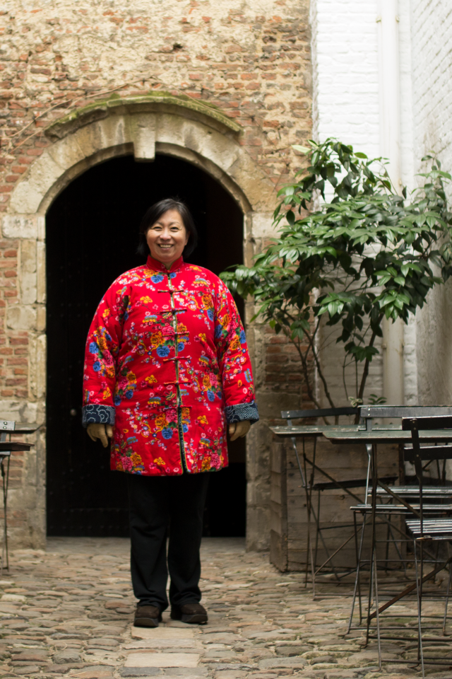 Portret foto van een dame met een rode kimono