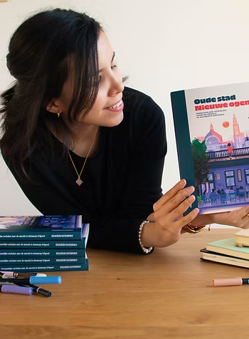 Een vrouw houdt een boek vast