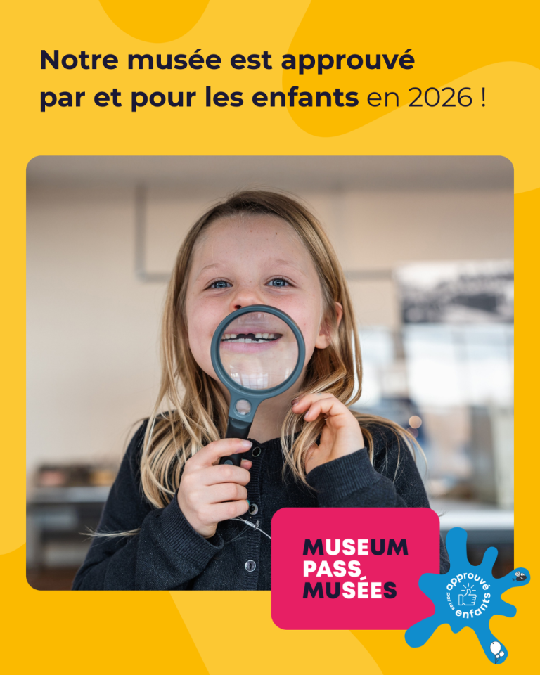 Photo d'une petite fille avec une loupe, accompagnée du message indiquant que le Musée Red Star Line est approuvé par et pour les enfants.