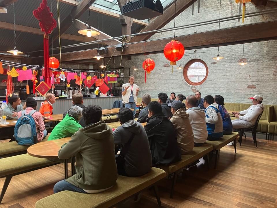 Groep mensen zit op banken aan een tafel