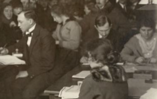 Kantoormedewerkers helpen aanschuivende klanten