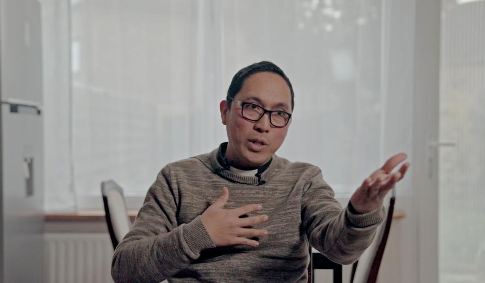 Een man is aan het praten en maakt daarbij handgebaren