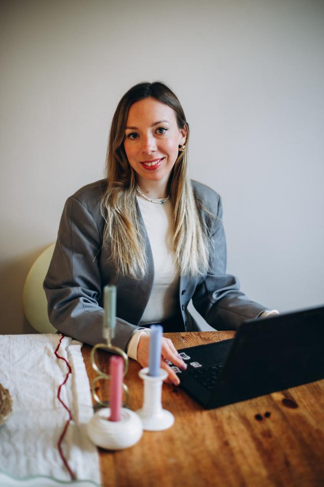 Portretfoto van een vrouw met blonde haren en een grijze blazer