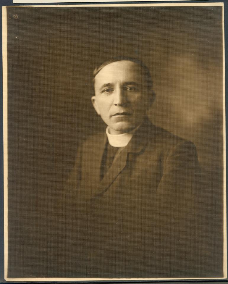 portretfoto van een priester