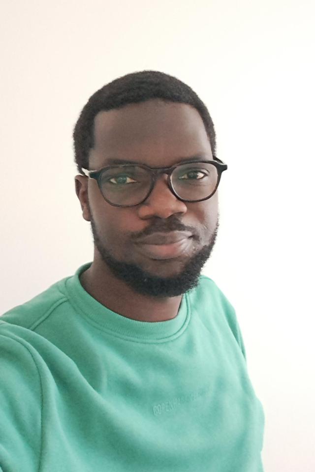 Portretfoto van een man met een groene T-shirt en bril