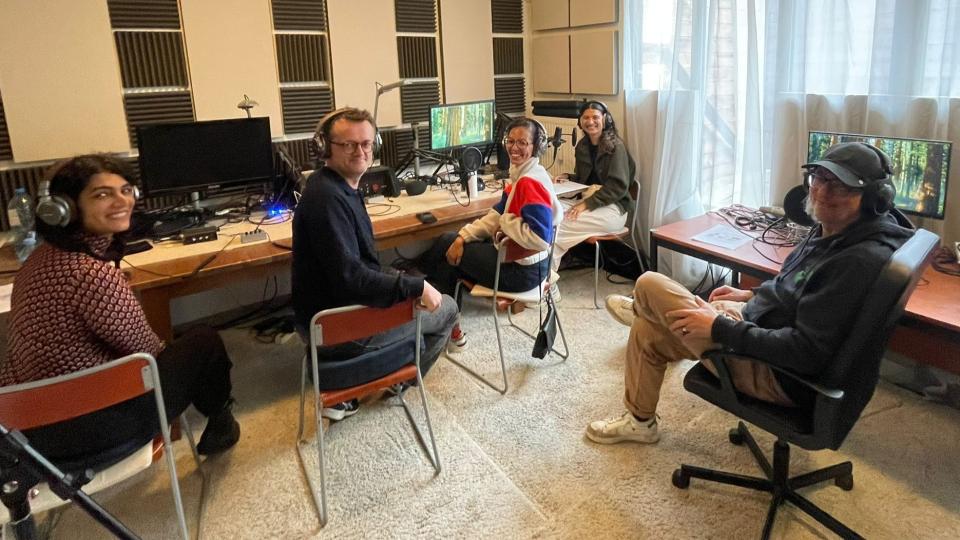 Een groep mensen in een opnamestudio