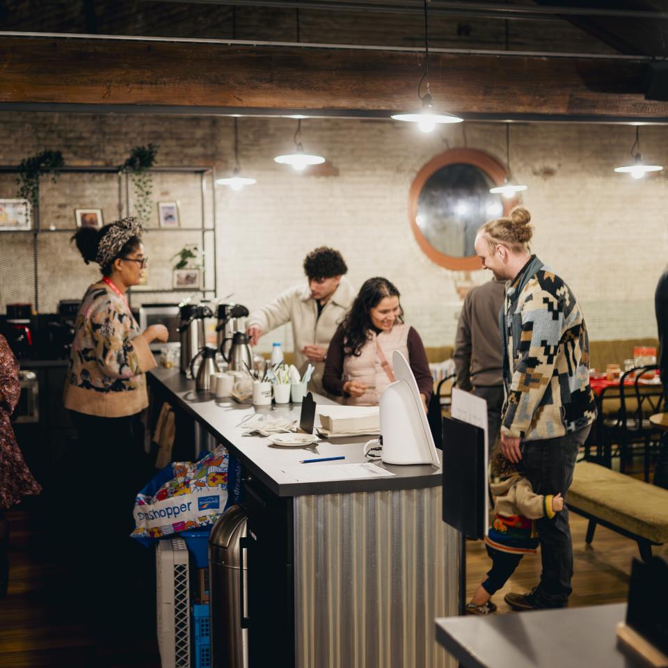 Mensen staan aan een bar aan te schuiven