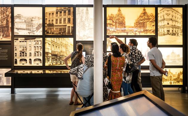 Bezoekers in het museum