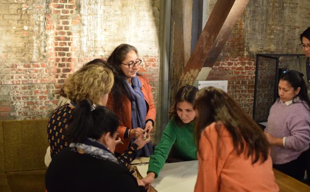 Een groep mensen praat met elkaar