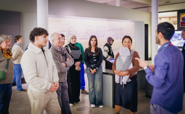 groep mensen in het museum