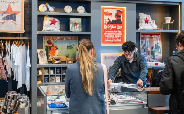 de museumshop met winkelende mensen