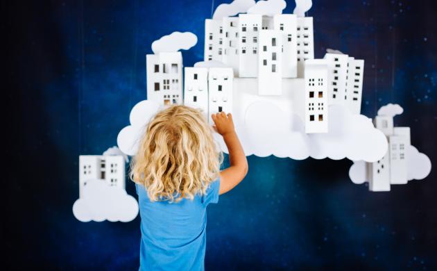 Een kindje maakt een collage van gebouwen