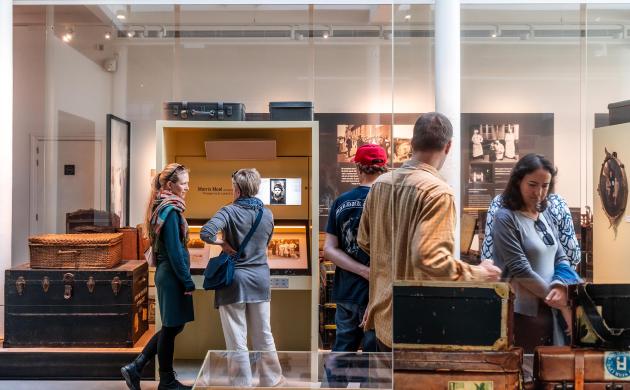 Bezoekers in het museum