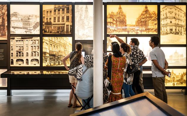 Bezoekers in het museum