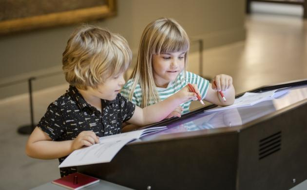 kinderen in het museum