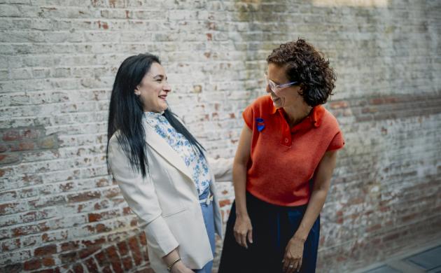 Twee vrouwen lachen naar elkaar