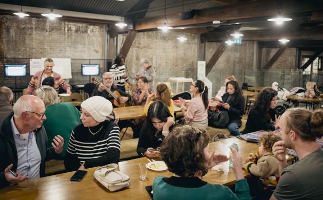 Een groep mensen zit gezellig te keuvelen