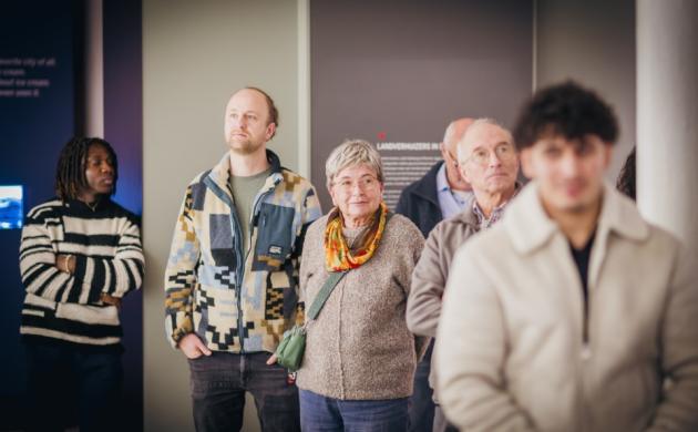 groep mensen in het museum