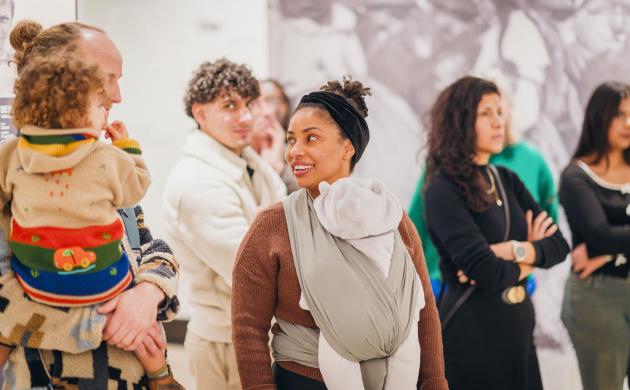 groep mensen in het museum
