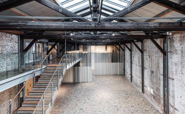 Een lege museumloods