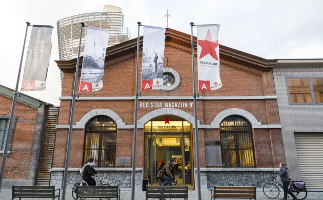 De voorgevel van het museum met vlaggen ervoor