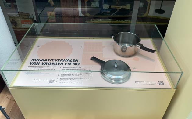 Een vitrine met een snelkookpan