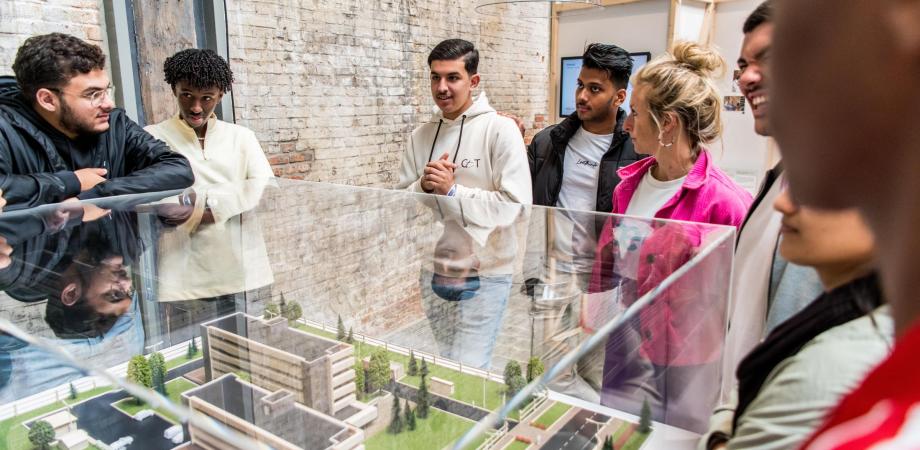leerlingen volgen een rondleiding in de expo Vluchtverhalen