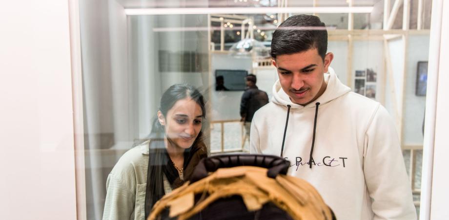 leerlingen volgen een rondleiding in de expo Vluchtverhalen