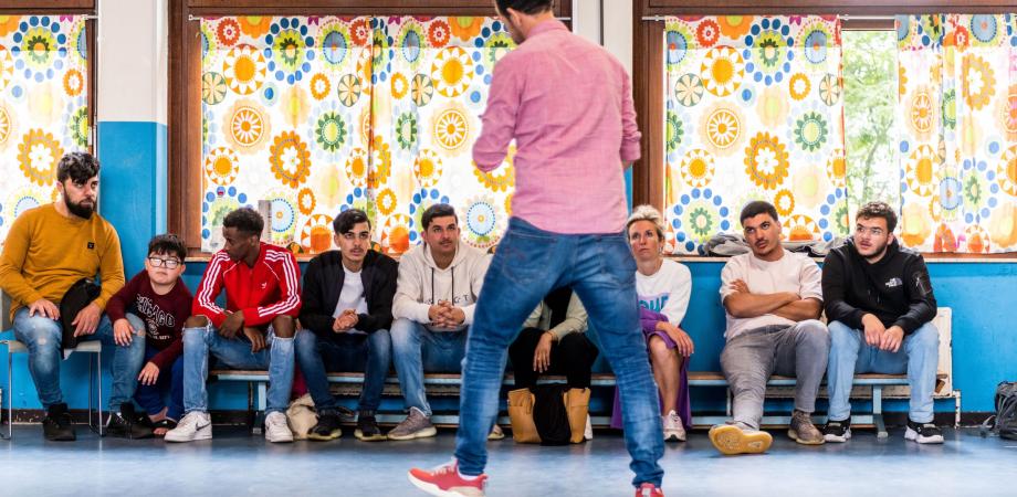 leerlingen volgen een workshop in het kader van het dagpakket Vluchtverhalen