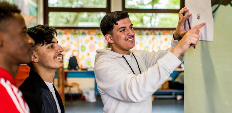 leerlingen volgen een workshop in het kader van het dagpakket Vluchtverhalen
