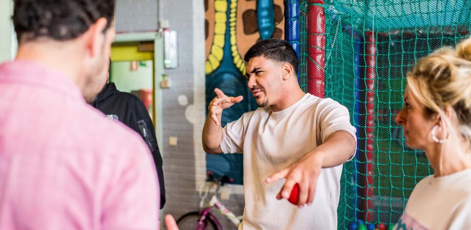 leerlingen volgen een workshop in het kader van het dagpakket Vluchtverhalen