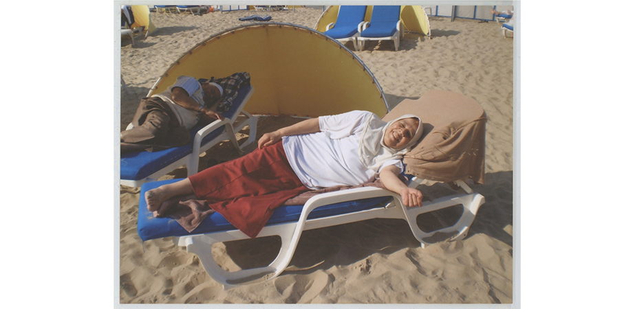 Henia en Mohamed op het strand
