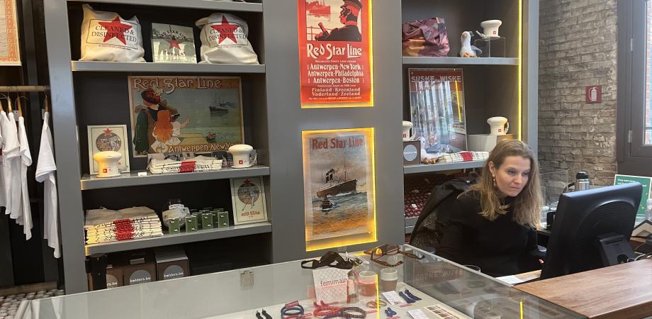 Foto van de museumshop met gevulde winkelrekken